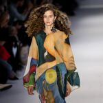 Una modelo desfila con un diseño de la marca brasileña Osklen durante el segundo día de la Semana de la Moda de Sao Paulo, Brasil.