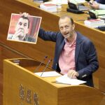 Alexis Marí, ex guardia civil, realizó una apasionada defensa de la PNL y mostró una foto del «monstruo falaz»