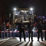 Agentes de Policía junto al autobús poco después de las explosiones.