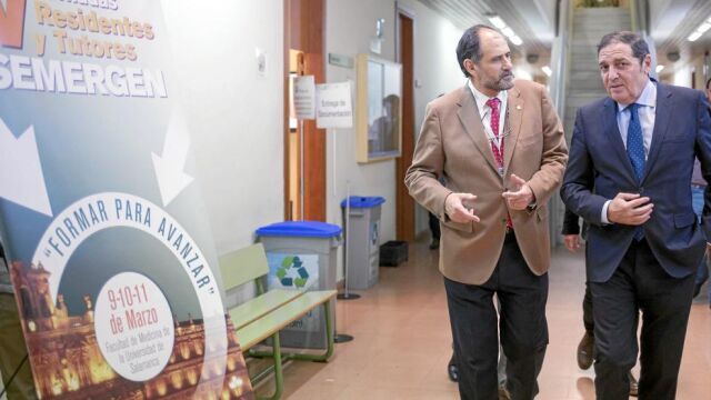 El consejero de Sanidad, Antonio María Sáez Aguado, junto a José Polo, vicepresidente de Semergen, participa en el acto inaugural de las jornadas de tutores y residentes organizadas por la Sociedad