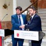El presidente de la Comunidad y del PP regional, Fernando López Miras (i), y el líder de Ciudadanos, Miguel Sánchez, ayer durante la presentación de los Presupuestos en el Palacio de Aguirre de Cartagena