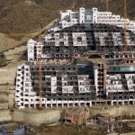 Vista del hotel del Algarrobico, a medio levantar en la primera línea de playa de Carboneras