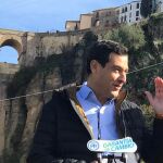 El candidato del PP-A, Juanma Moreno, protagonizó ayer un acto en el municipio malagueño de Ronda desde el que propuso un «gran corredor verde» (Foto: Efe)