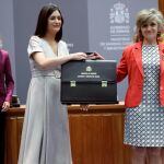 María Luisa Carcedo, d., recibe la cartera de Sanidad, Consumo y Bienestar Social, de manos de la exministra, Carmen Montón,iz. / Foto: Efe
