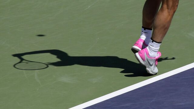 Nadal, antes de hacer un saque en Indian Wells