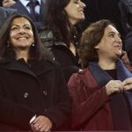 La alcaldesa de Barcelona, Ana Colau (d) y su homóloga parisina Anne Hidalgo