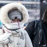 Un mujer muy abrigada intenta sobrevivir a las bajísimas temperaturas | Fuente: Ap