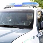 Agentes de la Guardia civil tras los registros