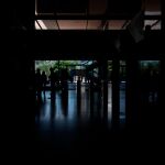 Un grupo de personas sale del edificio de la Asamblea Nacional durante un apagón este lunes en Caracas (Venezuela) / Foto: Efe