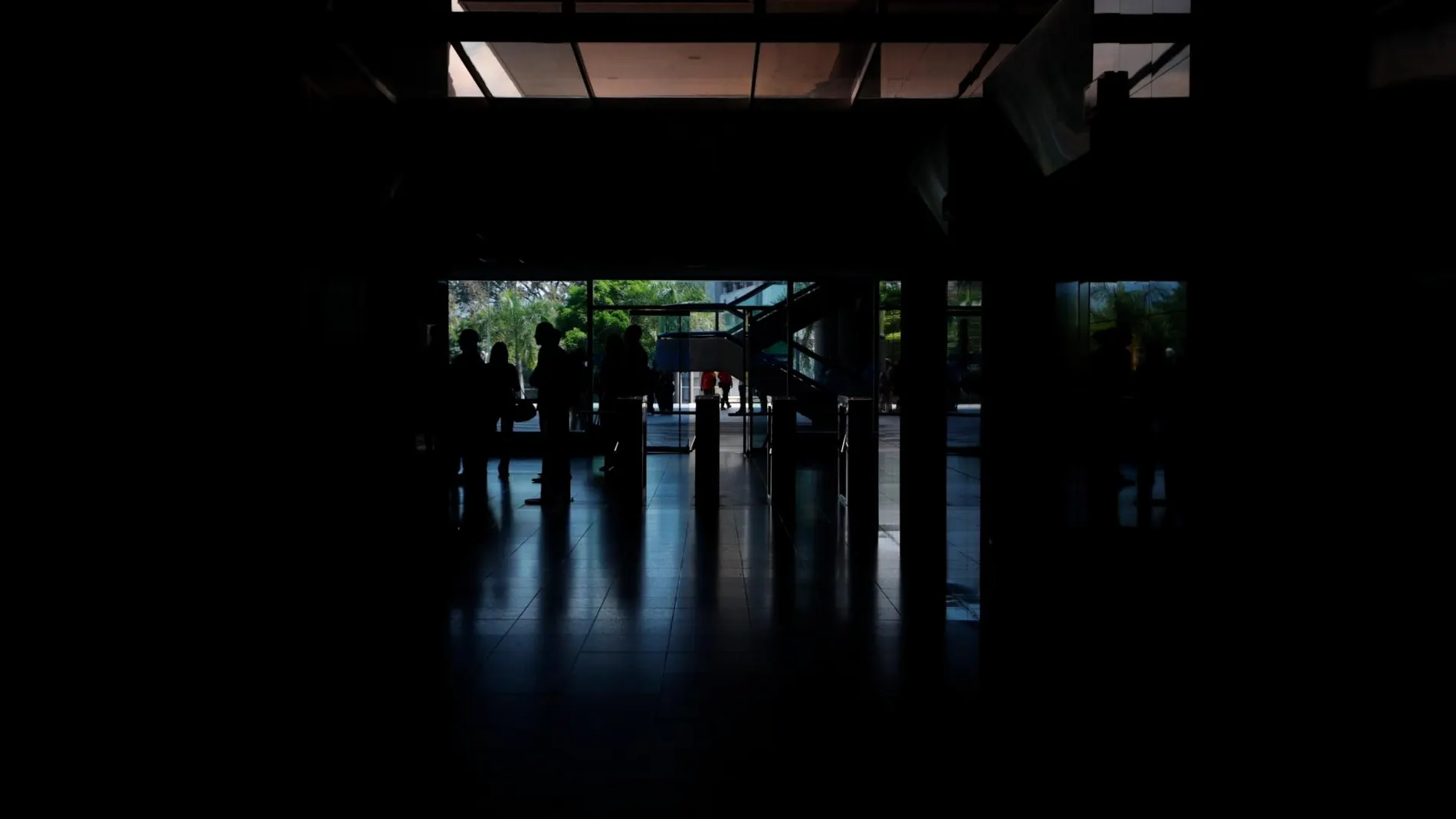 Un grupo de personas sale del edificio de la Asamblea Nacional durante un apagón este lunes en Caracas (Venezuela) / Foto: Efe