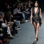 Una modelo luce una creación de la firma Custo BCN