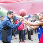 El presidente venezolano juega con una pelota durante la emisión del programa «Los domingos con Maduro»