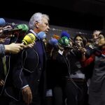 El expresidente del Gobierno Felipe González contesta a las preguntas de los periodistas en la Casa de América, en Madrid.