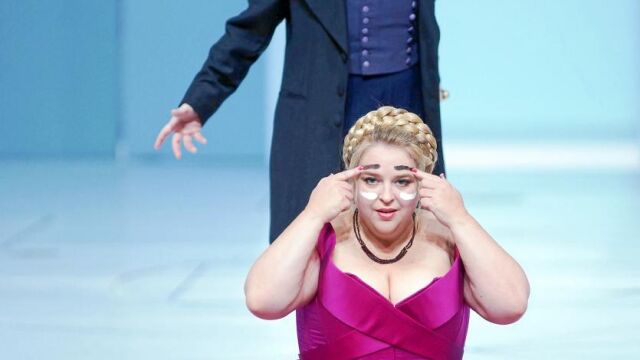 La mezzo Monica Bacelli junto a la soprano Karina Gauvin (sentada)