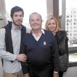 Izquierda, la saga de los Casanova, tres generaciones representadas en Manuel Casanova, con su hija Mercedes, y su nieto, Iñaki Zaragüeta.