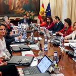 Casi una década, nueve años, separan la imagen del acuerdo de la Deuda Histórica saldada en falso con terrenos y del Consejo de Ministros celebrado en Sevilla sin dejar medidas concretas / Foto: Efe