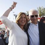 La presidenta andaluza y candidata a las primarias socialistas, Susana Díaz, y Alfonso Guerra, durante el acto de campaña