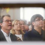 Mas y Puigdemont, vistos a través de una urna, ayer durante un acto del PDeCAT en Barcelona