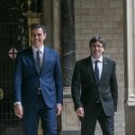 El secretario general de los socialistas, Pedro Sánchez, junto al presidente de la Generalitat, Carles Puigdemont en una imagen de archivo