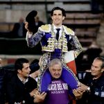 Lopez Simón, que cortó dos orejas, saliendo a hombros por la puerta grande de la Plaza de toros de Valencia