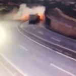 Momento en el que el camión vuelca y provoca la explosión