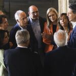 Una muestra de unidad. Los presidentes autonómicos del PP y otros cargos del partido no dudaron en mostrar ayer su apoyo a Xavier García Albiol durante un acto celebrado en Barcelona. Allí se leyó la «Declaración de Barcelona», un documento en defensa de la unidad de España