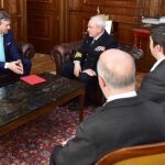 El alcalde de Burgos, Javier Lacalle, se reúne con el jefe del Estado Mayor de la Armada, el almirante general Teodoro López, en relación con el V Centenario de la Vuelta al Mundo
