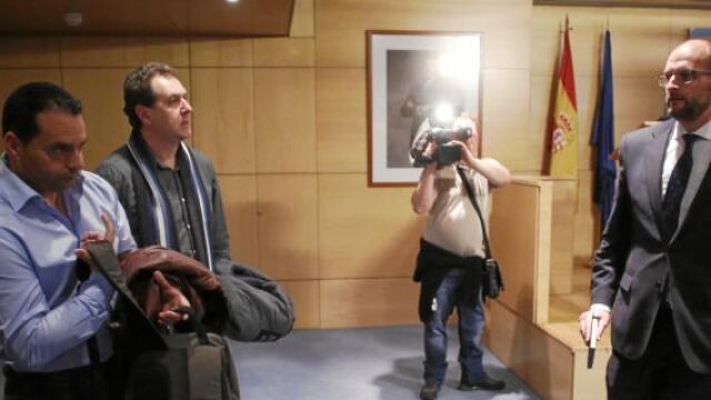 Representantes de los estibadores (izquierda) y de la patronal Anesco (derecha) tras la reunión de ayer en el Ministerio de Fomento