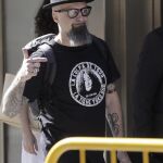 El líder de Def Con Dos, César Montaña Lehmann, César Strawberry, a su salida de la Audiencia Nacional el asado mes de mayo