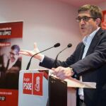 El candidato a la Secretaría General del PSOE y exlehendakari, Patxi López (i), interviene en un acto de campaña celebrado hoy en Zaragoza