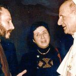 Pablo VI conversando con las dos almas del Camino Neocatecumenal
