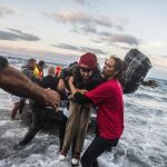 Una niña es rescatada en Lesbos en una imagen del pasado mes de octubre