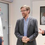 Compartir conocimientos. Michael Jacobs, a la izquierda, lidera la unidad de Infecciosas del Royal Free de Londres, conversa con el responsable del mismo departamento de La Paz, José Ramón Arribas y con su colega turco Onder Ergonul