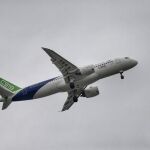 El primer vuelo del COMAC C919, el primer avión de pasajeros de tamaño medio fabricado en China, despega del aeropuerto internacional de Pudong, en Shanghái (China)