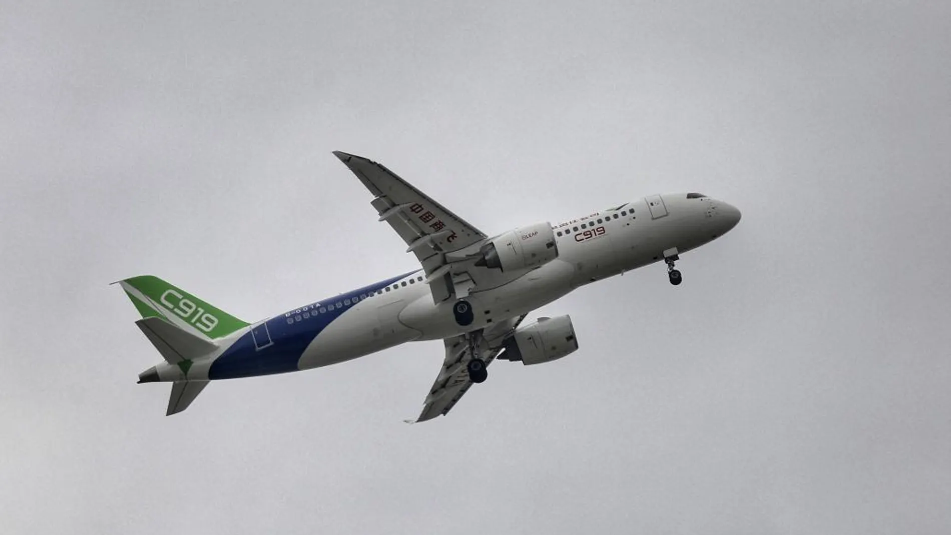 El primer vuelo del COMAC C919, el primer avión de pasajeros de tamaño medio fabricado en China, despega del aeropuerto internacional de Pudong, en Shanghái (China)
