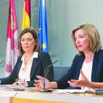 Las consejeras Milagros Marcos y Alicia García explican los acuerdos aprobados en el Consejo de Gobierno.