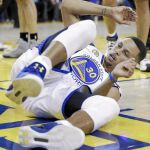 Curry, en el suelo durante el partido que abrió el curso frente a los Spurs