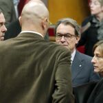 GREl presidente de la Generalitat en funciones, Artur Mas (2d) junto a la presidenta del Parlament, Carme Forcadell (d) y los diputados de Junts pel Sí, Raül Romeva (2i) y Oriol Junqueras (i) , al finalizar la sesión plenaria ordinaria celebrada hoy en el Parlament.