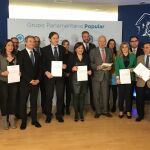 La presidenta del PPCV, Isabel Bonig, y la secretaria general, Eva Ortiz, ayer con el Grupo Parlamentario en el Congreso