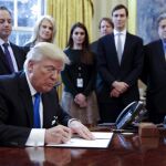 El presidente de EEUU, Donald Trump durante la firma de dos órdenes ejecutivas.