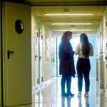 Estet Capella conversa con una de las 17 chicas internas en Can Llupià