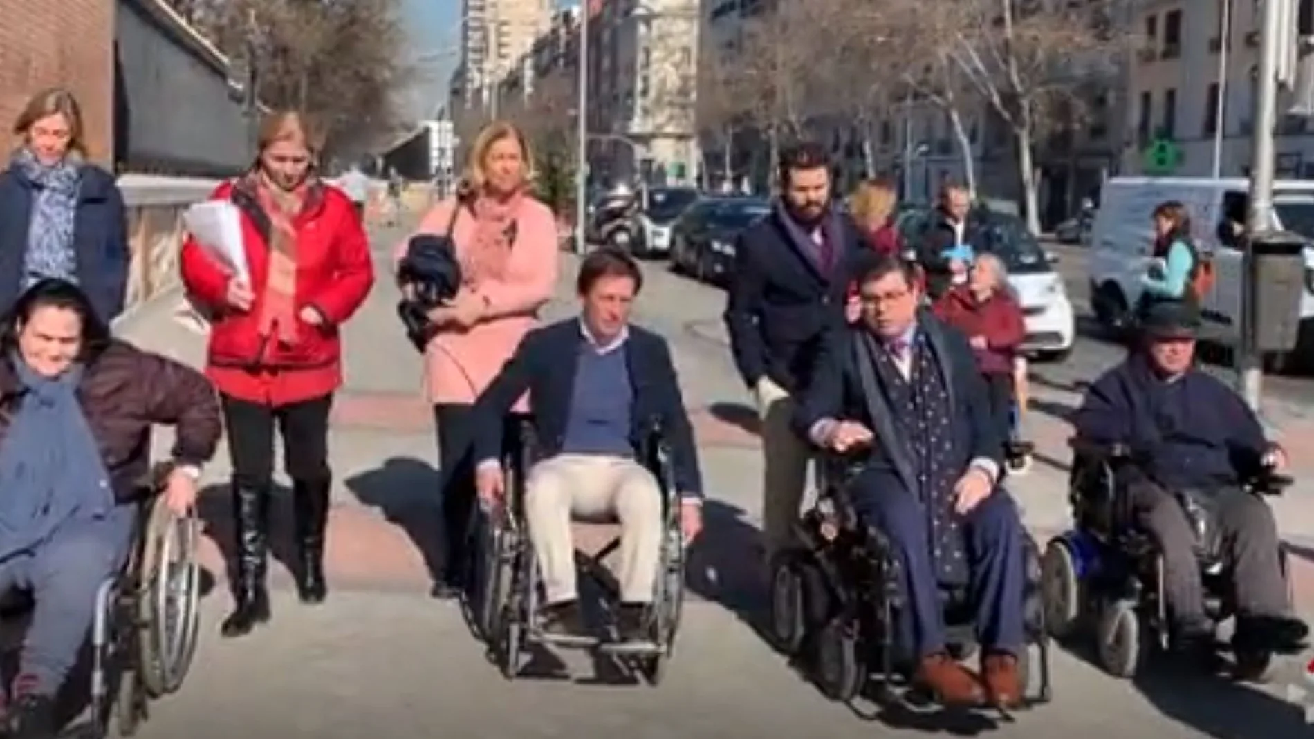 Martínez Almeida pasea por el Retiro en silla de ruedas, invitado por la Federación FAMMA