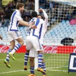 El jugador de la Real Sociedad Oyarzabal celebra su gol ante el Granada con sus compañeros Carlos Vela e Illarramendi