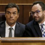 El secretario general del PSOE, Pedro Sánchez (i), y el portavoz del grupo, Antonio Hernando