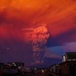 Espectacular vista del volcán activo Calbuco, a 1000 kilómetros de Santiago de Chile (Chile), que entró en erupción en 2015