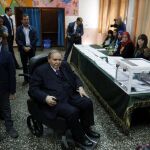 El presidente de Argelia, Abdelaziz Buteflika, vota en un colegio electoral durante las sextas elecciones legislativas, en Argel (Argelia)
