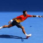 Fernando Verdasco devuelve la bola a su compatriota Rafael Nadal durante su partido de primera ronda del Abierto de Australia de tenis