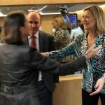 Pilar del Olmo saluda a la ministra Reyes Maroto, antes del inicio de la Sectorial