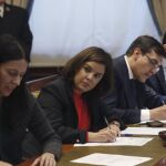 La vicepresidenta del Gobierno, Soraya Sáenz de Santamaría (2i), y el secretario de Estado de Relaciones con las Cortes, José Luis Ayllón, formalizan sus actas como diputados