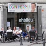 El cartel de Otegi como candidato, pese a estar inhabilitado, permanece visible en el local de Bildu en Elgoibar